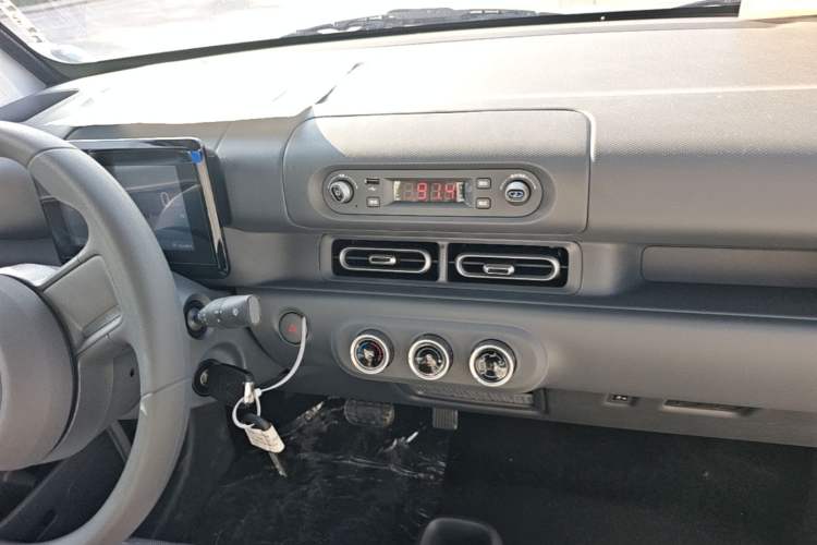 Used Wuling Zhiguang New Energy 2025 Model 305km Ambitious Edition Audio And AC Panel