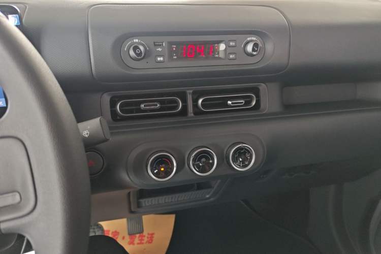 Used Wuling Zhiguang New Energy 2025 Model 305km Ambitious Edition Audio And AC Panel