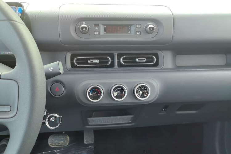 Used Wuling Zhiguang New Energy 2025 Model 305km Ambitious Edition Audio And AC Panel