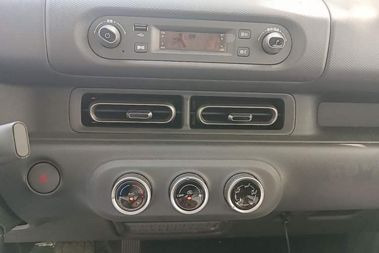 Used Wuling Zhiguang New Energy 2025 Model 305km Ambitious Edition Audio And AC Panel