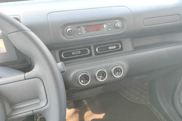 Used Wuling Zhiguang New Energy 2025 Comfort Model Audio And AC Panel