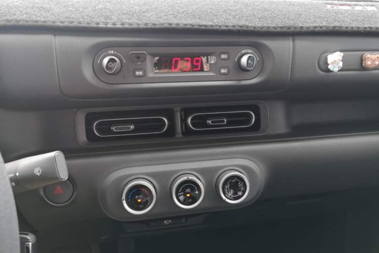 Used Wuling Zhiguang New Energy 2025 Comfort Model Audio And AC Panel