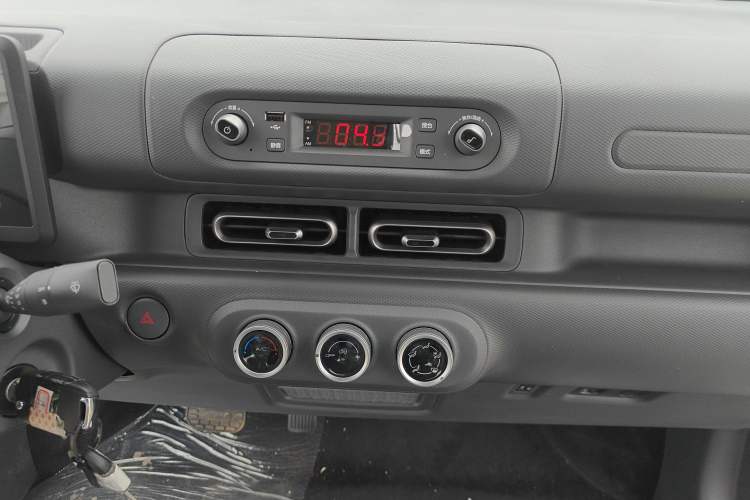 Used Wuling Zhiguang New Energy 2025 Comfort Model Audio And AC Panel