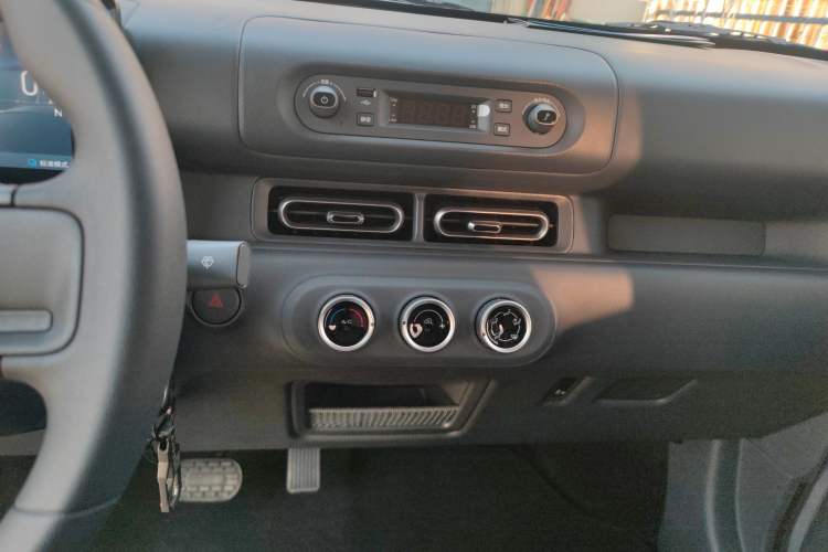 Used Wuling Zhiguang New Energy 2025 Model 305km Ambitious Edition Audio And AC Panel