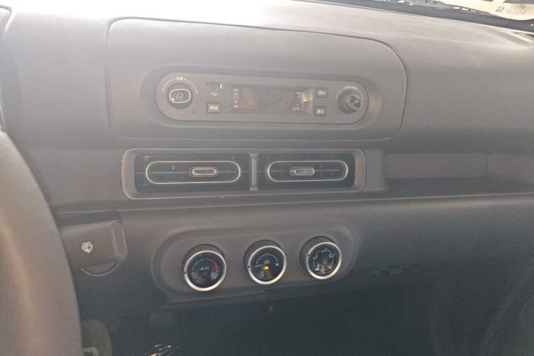Used Wuling Zhiguang New Energy 2025 Model 305km Ambitious Edition Audio And AC Panel