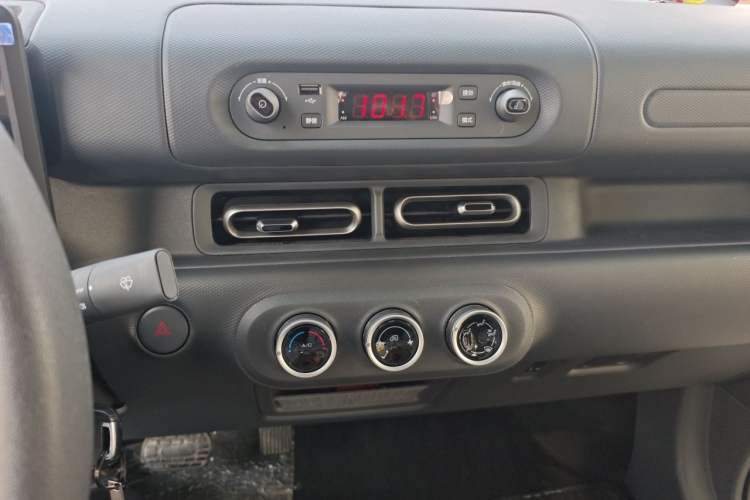 Used Wuling Zhiguang New Energy 2025 Standard Model Audio And AC Panel