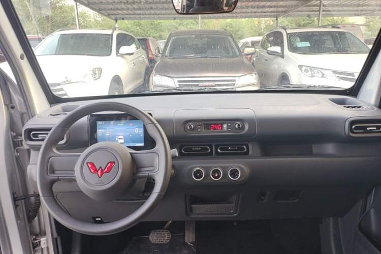 Used Wuling Zhiguang New Energy 2025 Model 305km Ambitious Edition Center Console