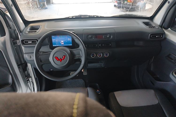 Used Wuling Zhiguang New Energy 2025 Model 305km Ambitious Edition Center Console