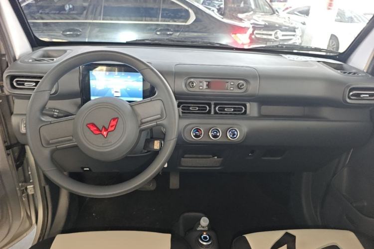 Used Wuling Zhiguang New Energy 2025 Model 305km Ambitious Edition Center Console