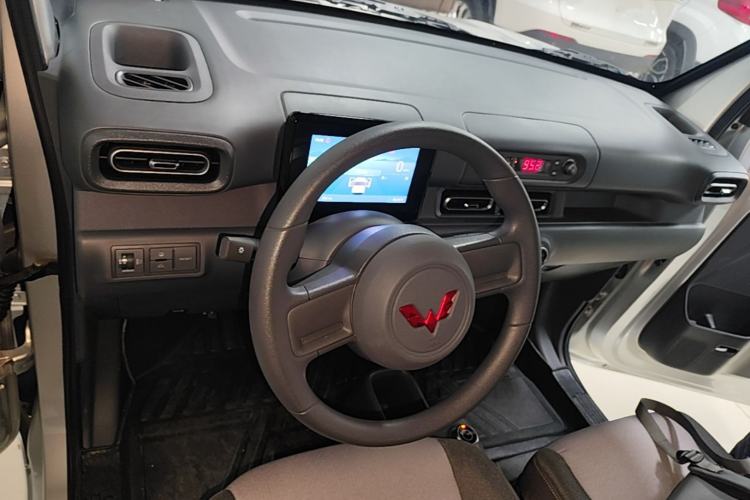 Used Wuling Zhiguang New Energy 2025 Model 305km Ambitious Edition Center Console