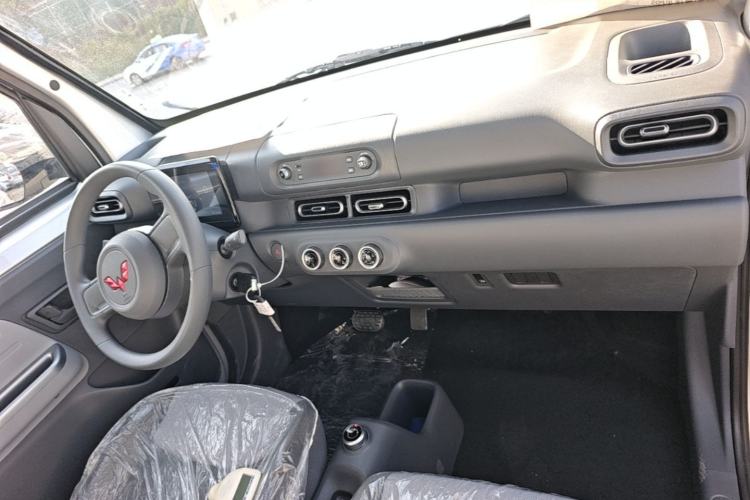 Used Wuling Zhiguang New Energy 2025 Model 305km Ambitious Edition Center Console