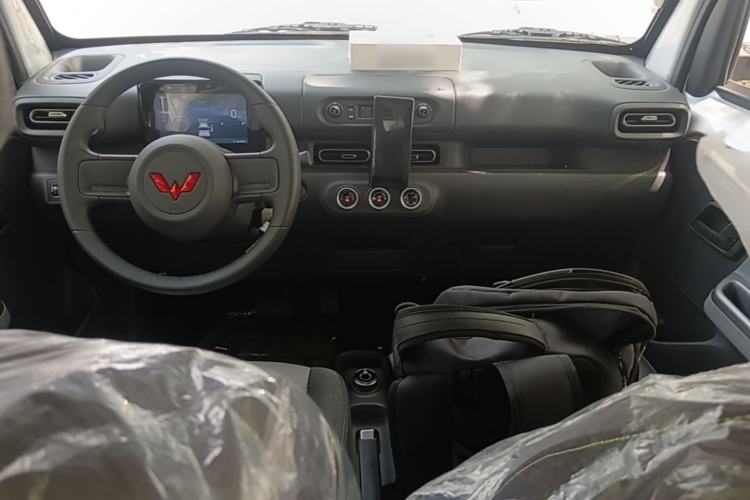 Used Wuling Zhiguang New Energy 2025 Model 305km Ambitious Edition Center Console