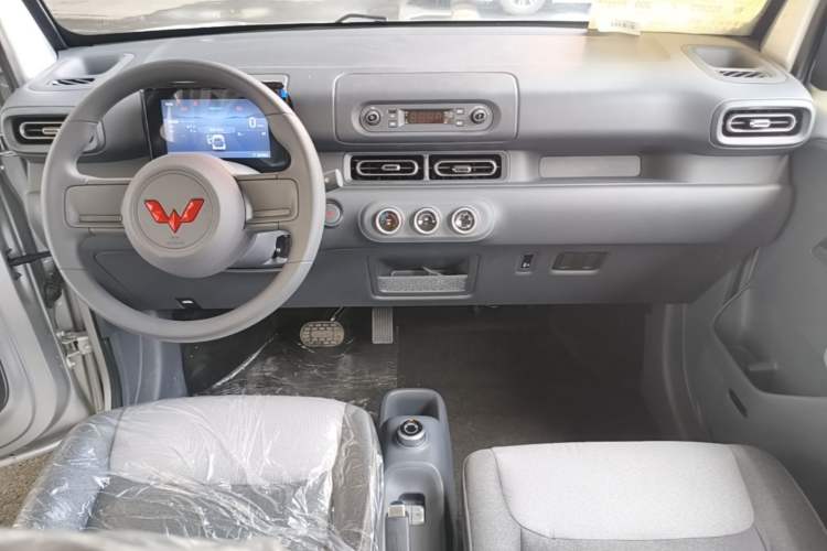 Used Wuling Zhiguang New Energy 2025 Model 305km Ambitious Edition Center Console