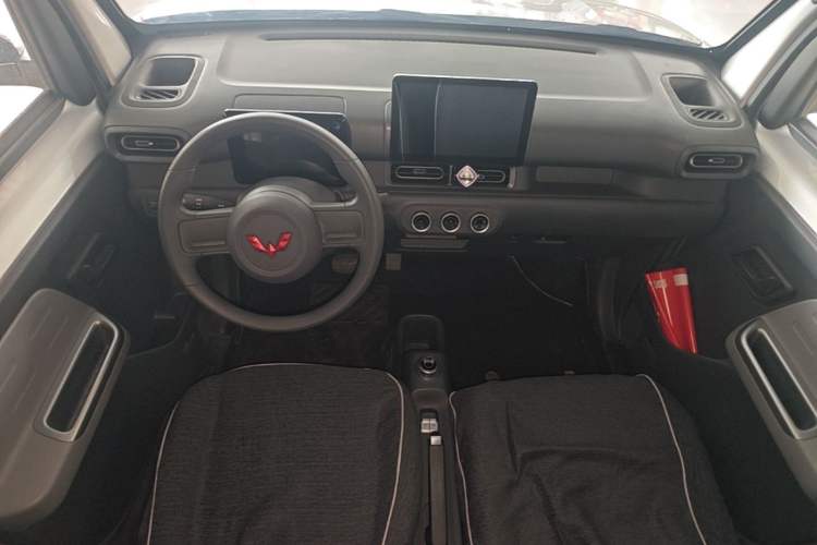 Used Wuling Zhiguang New Energy 2025 Model 305km Ambitious Edition Center Console