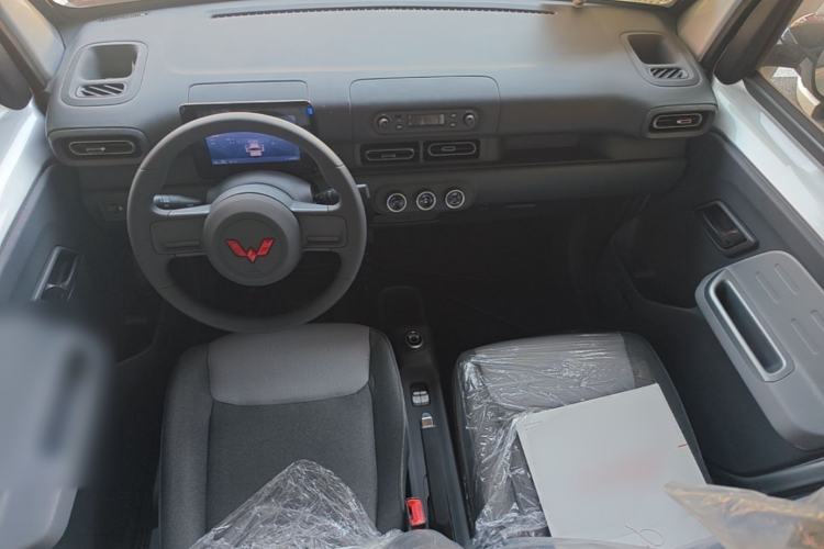 Used Wuling Zhiguang New Energy 2025 Model 305km Ambitious Edition Center Console