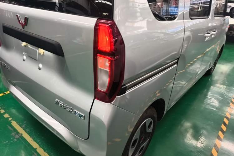Used Wuling Zhiguang New Energy 2025 Model 305km Ambitious Edition Exterior 3