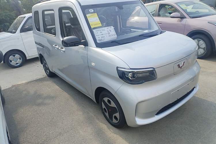 Used Wuling Zhiguang New Energy 2025 Model 305km Ambitious Edition Front Right 45 Deg