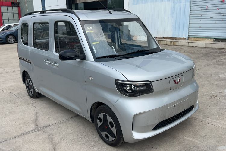 Used Wuling Zhiguang New Energy 2025 Comfort Model Front Right 45 Deg