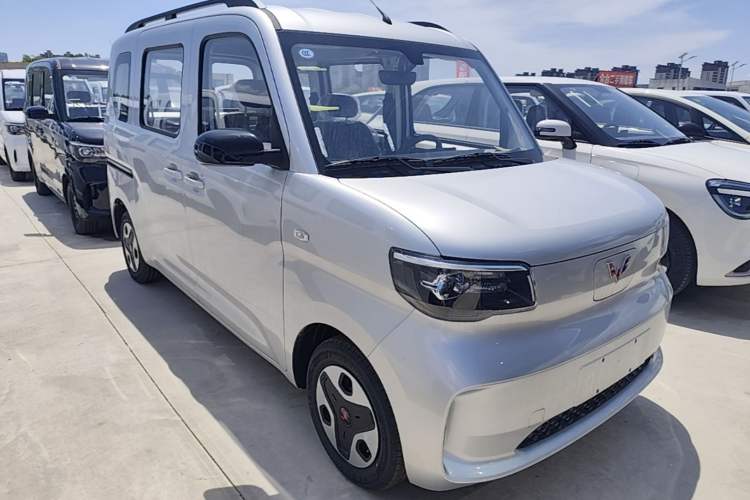 Used Wuling Zhiguang New Energy 2025 Comfort Model Front Right 45 Deg