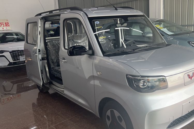 Used Wuling Zhiguang New Energy 2025 Comfort Model Front Right 45 Deg