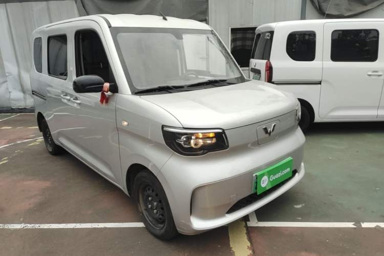 Used Wuling Zhiguang New Energy 2025 Standard Model Front Right 45 Deg
