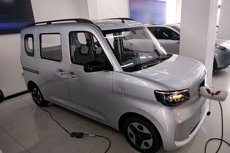 Used Wuling Zhiguang New Energy 2025 Comfort Model Front Right 45 Deg
