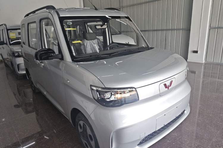 Used Wuling Zhiguang New Energy 2025 Model 305km Ambitious Edition Front Right 45 Deg