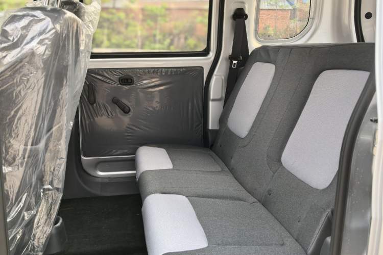 Used Wuling Zhiguang New Energy 2025 Model 305km Ambitious Edition Interior 3