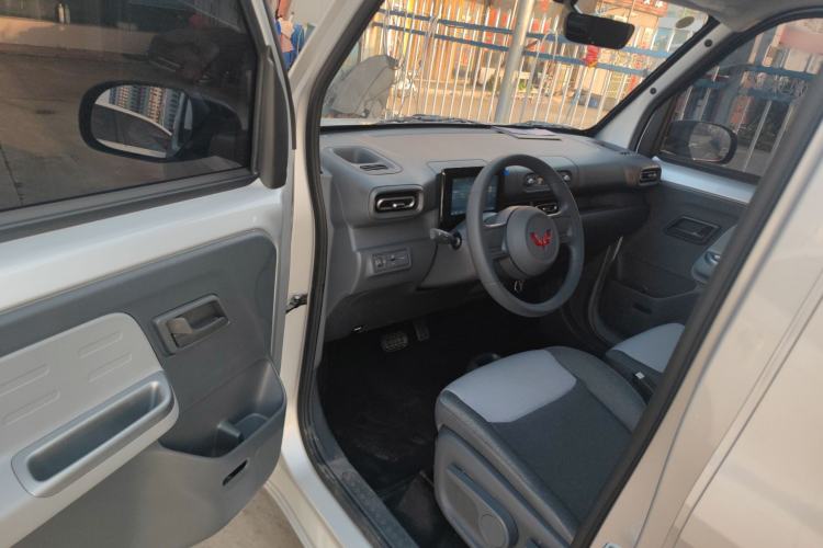 Used Wuling Zhiguang New Energy 2025 Model 305km Ambitious Edition Interior 3