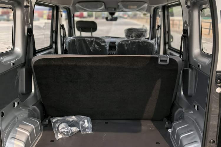 Used Wuling Zhiguang New Energy 2025 Model 305km Ambitious Edition Interior 4