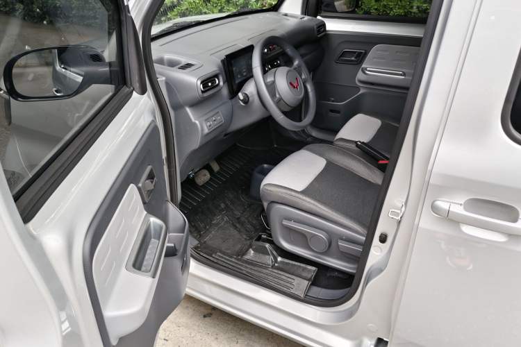 Used Wuling Zhiguang New Energy 2025 Model 305km Ambitious Edition Interior 5