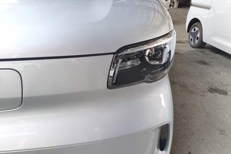 Used Wuling Zhiguang New Energy 2025 Model 305km Ambitious Edition Left Front Headlight