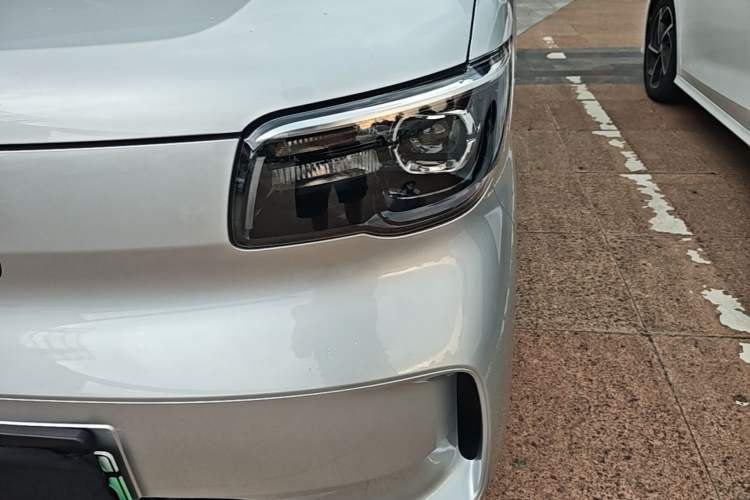 Used Wuling Zhiguang New Energy 2025 Model 305km Ambitious Edition Left Front Headlight