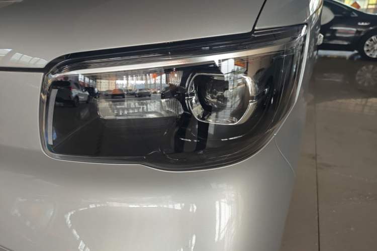 Used Wuling Zhiguang New Energy 2025 Model 305km Ambitious Edition Left Front Headlight