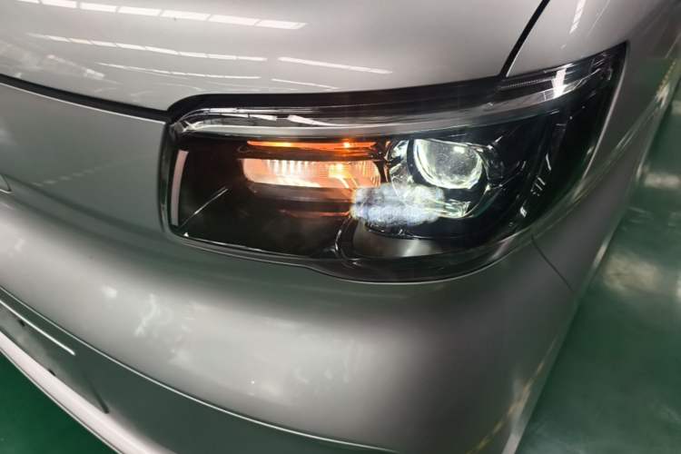 Used Wuling Zhiguang New Energy 2025 Model 305km Ambitious Edition Left Front Headlight