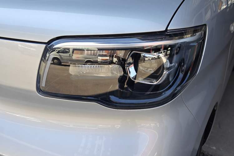 Used Wuling Zhiguang New Energy 2025 Model 305km Ambitious Edition Left Front Headlight