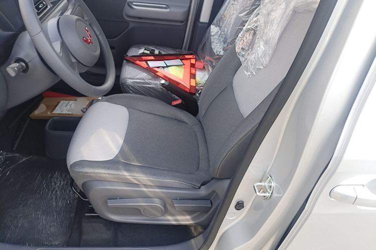 Used Wuling Zhiguang New Energy 2025 Model 305km Ambitious Edition Left Front Seat