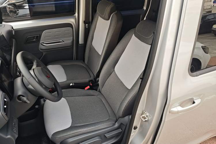 Used Wuling Zhiguang New Energy 2025 Model 305km Ambitious Edition Left Front Seat