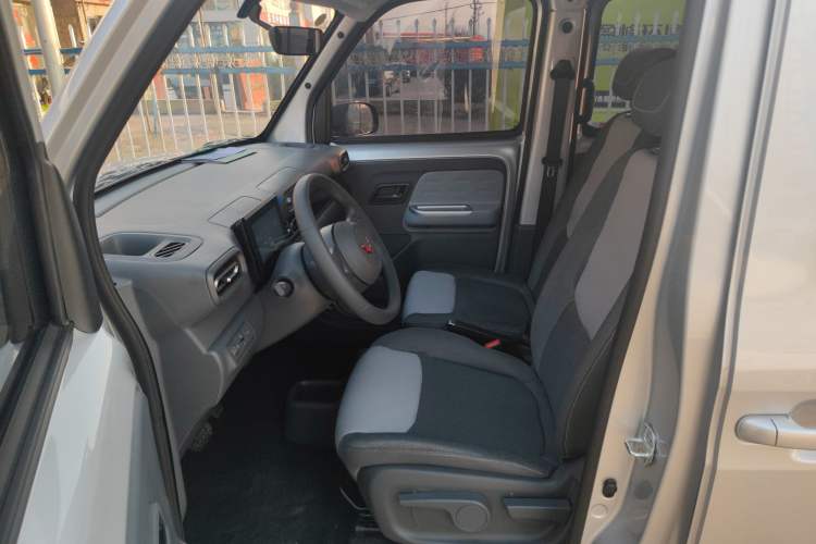 Used Wuling Zhiguang New Energy 2025 Model 305km Ambitious Edition Left Front Seat