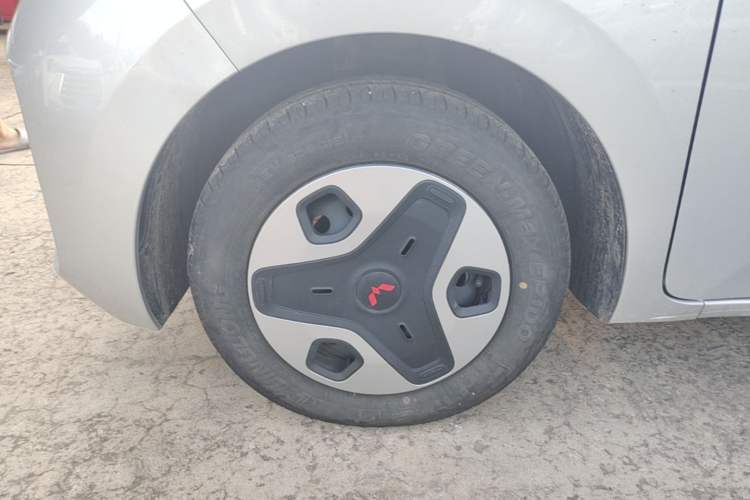 Used Wuling Zhiguang New Energy 2025 Model 305km Ambitious Edition Left Front Wheel Hub