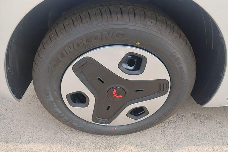 Used Wuling Zhiguang New Energy 2025 Model 305km Ambitious Edition Left Front Wheel Hub