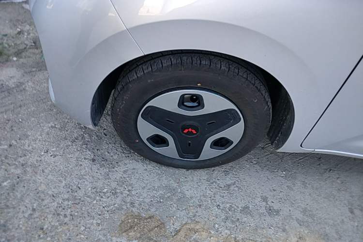 Used Wuling Zhiguang New Energy 2025 Comfort Model Left Front Wheel Hub