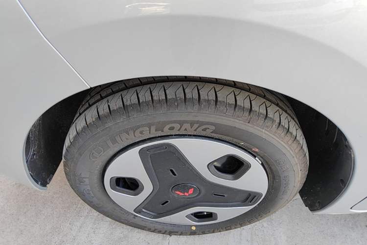 Used Wuling Zhiguang New Energy 2025 Comfort Model Left Front Wheel Hub