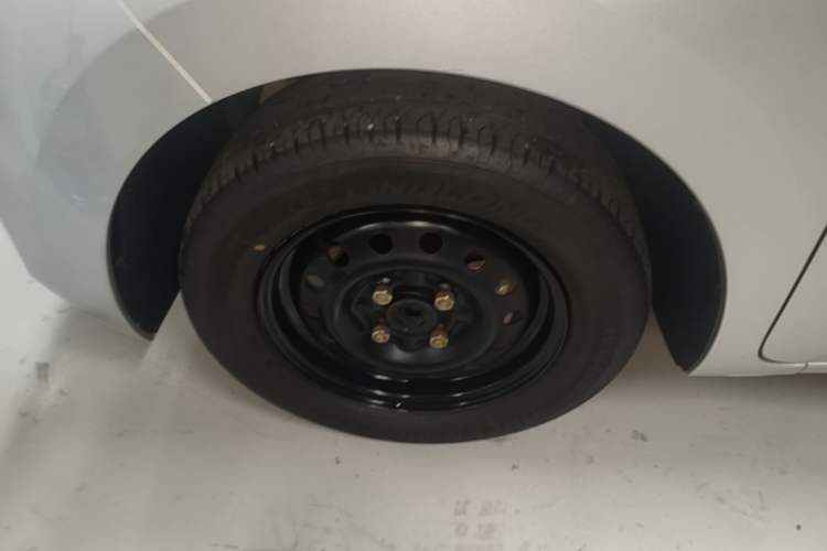 Used Wuling Zhiguang New Energy 2025 Standard Model Left Front Wheel Hub