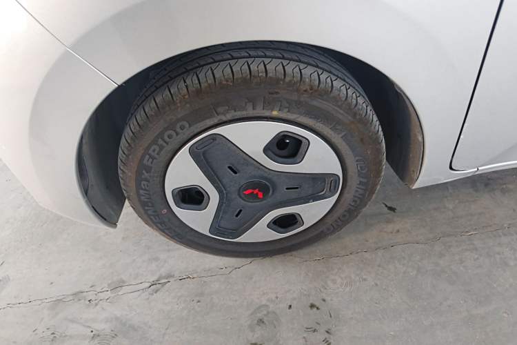 Used Wuling Zhiguang New Energy 2025 Model 305km Ambitious Edition Left Front Wheel Hub