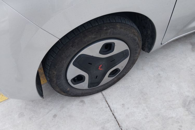 Used Wuling Zhiguang New Energy 2025 Model 305km Ambitious Edition Left Front Wheel Hub