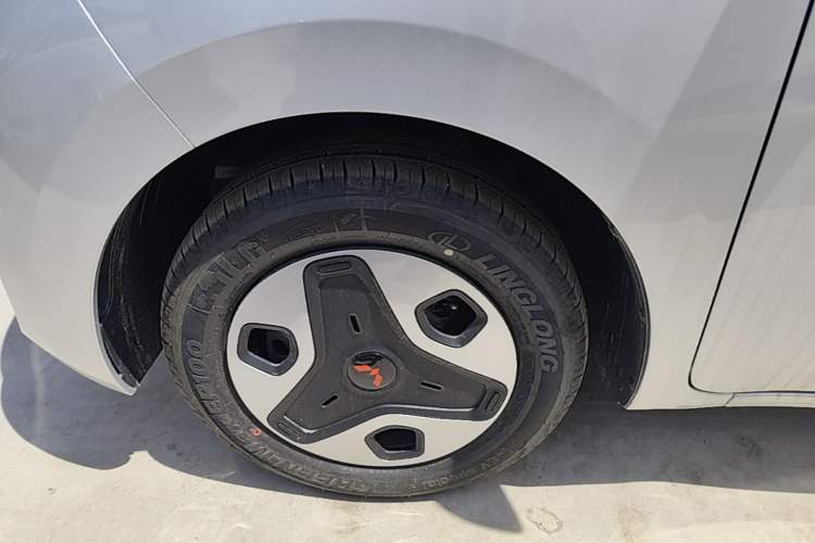Used Wuling Zhiguang New Energy 2025 Comfort Model Left Front Wheel Hub