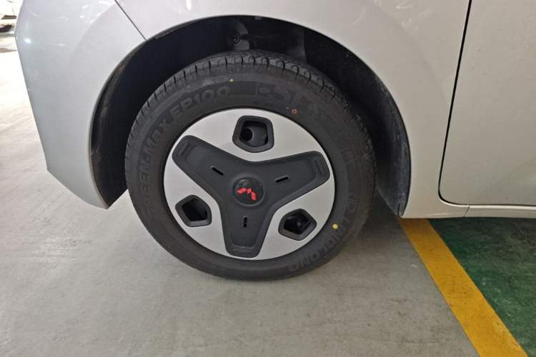 Used Wuling Zhiguang New Energy 2025 Model 305km Ambitious Edition Left Front Wheel Hub