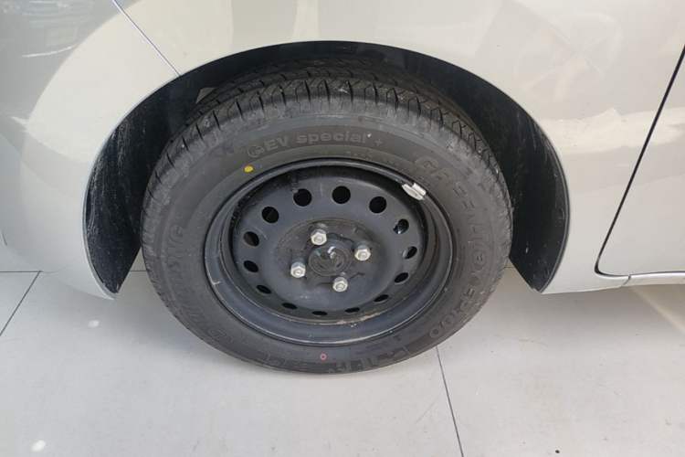 Used Wuling Zhiguang New Energy 2025 Standard Model Left Front Wheel Hub