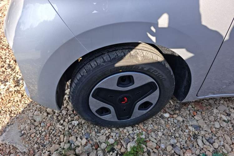 Used Wuling Zhiguang New Energy 2025 Model 305km Ambitious Edition Left Front Wheel Hub